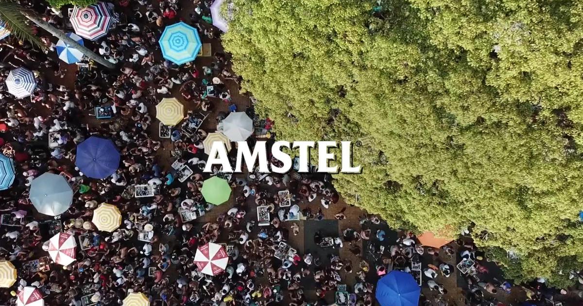 Amstel замаскировал холодильники с пивом на параде, чьим спонсором он не являлся