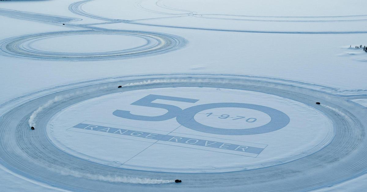 Range Rover отмечает 50-летие бренда, создав арт-инсталляцию со снега
