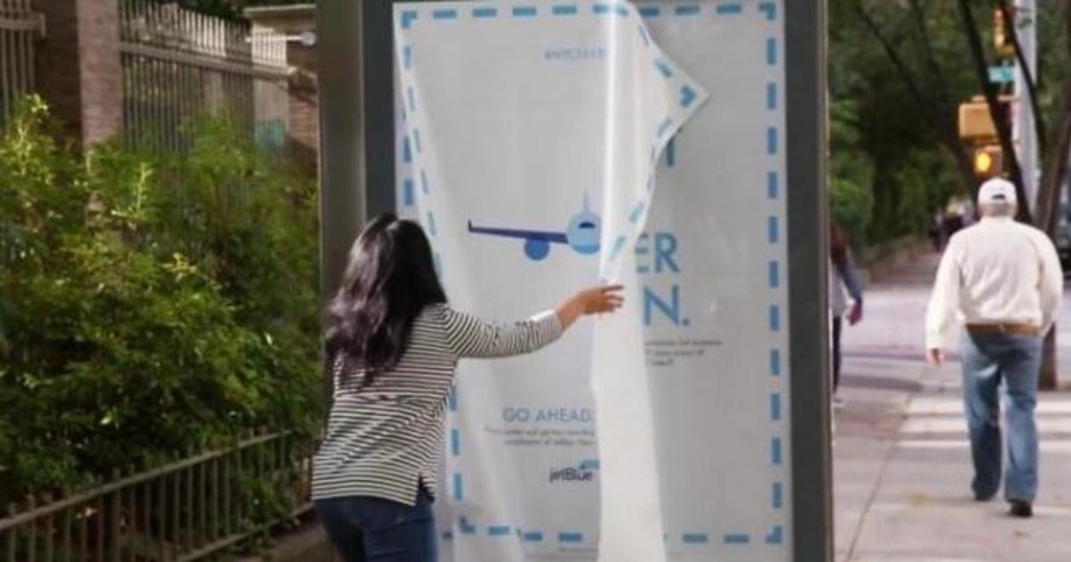 JetBlue заставил жителей Нью-Йорка украсть постеры на остановках.