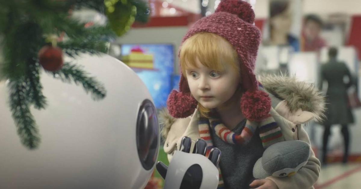 Подарки оживили робота в новогоднем ролике Эльдорадо.