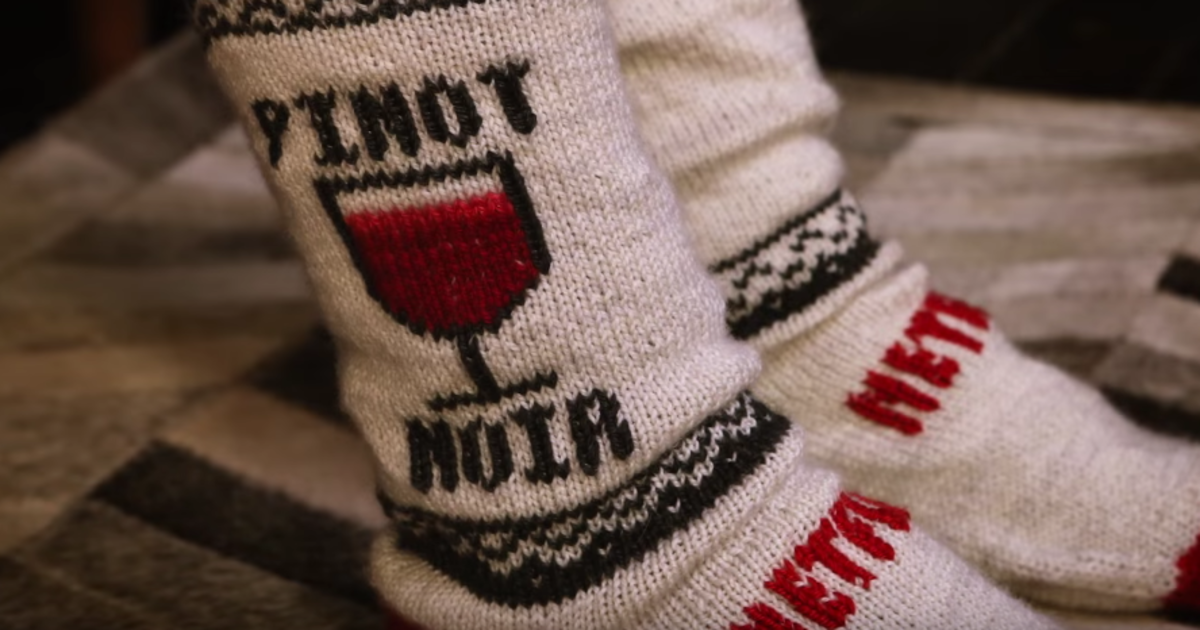 Netflix изобрел умные носки, останавливающие видео при засыпании.