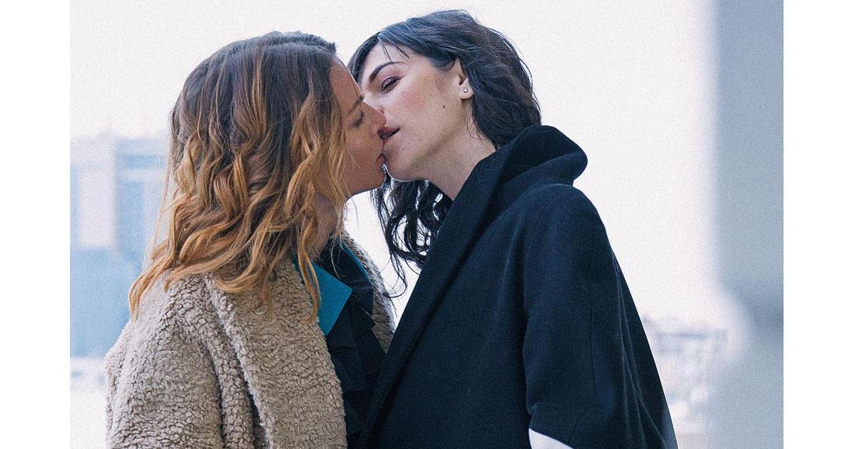 Украинский бренд запустил кампанию с целующимися женщинами.
