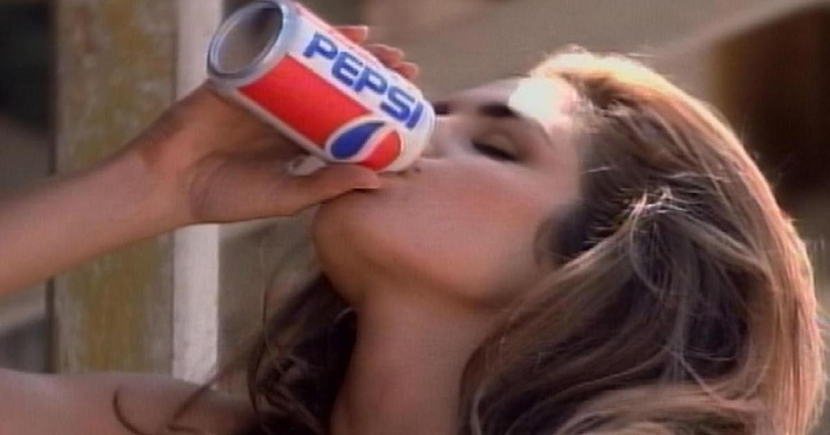 Синди Кроуфорд спародировала ролик Pepsi 1992 года для Super Bowl 50.