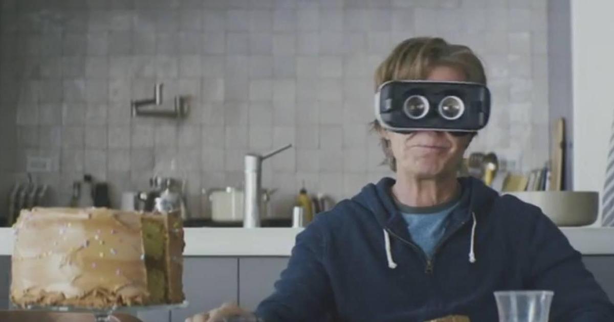 Уильям Мэйси оказался в очках виртуальной реальности в рекламе Galaxy S7.