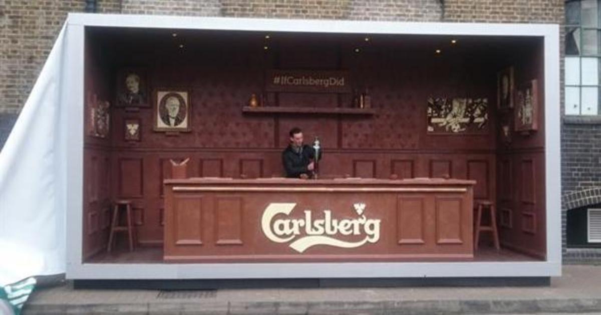 Carlsberg установил шоколадный бар, привлекая далеких от футбола фанатов.