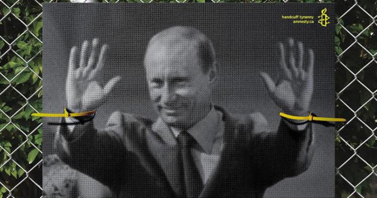 На Путина надели наручники в Outdoor кампании Amnesty International.