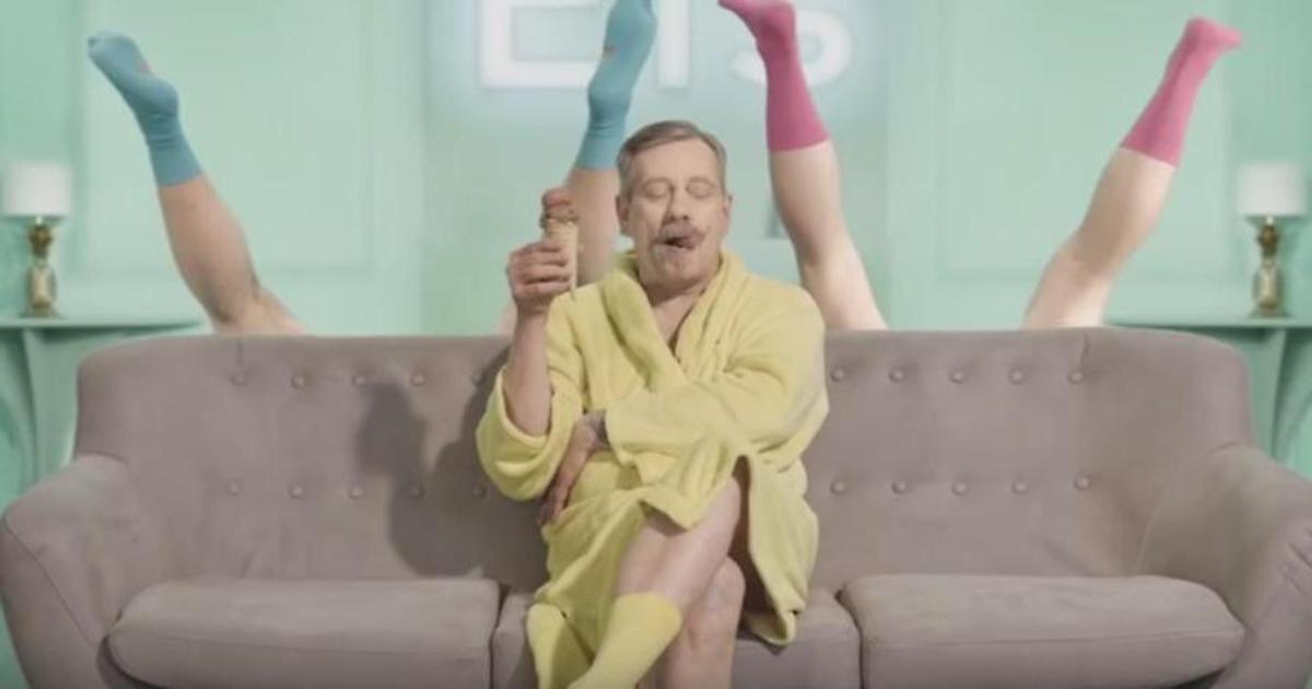 Смешные мужчины заменили девушек в пародии на рекламу секс игрушек.