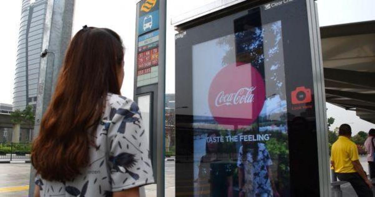 Веселое outdoor: Coca-Cola позволила сделать гифки на остановках.