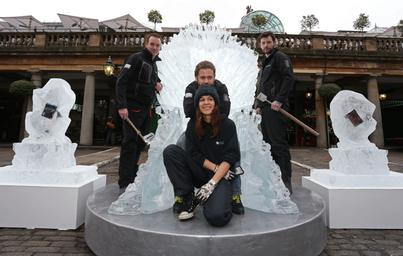 Телеканал HBO установил на площади Ковент-Гарден в Лондоне копию железного трона, выполненную изо льда.