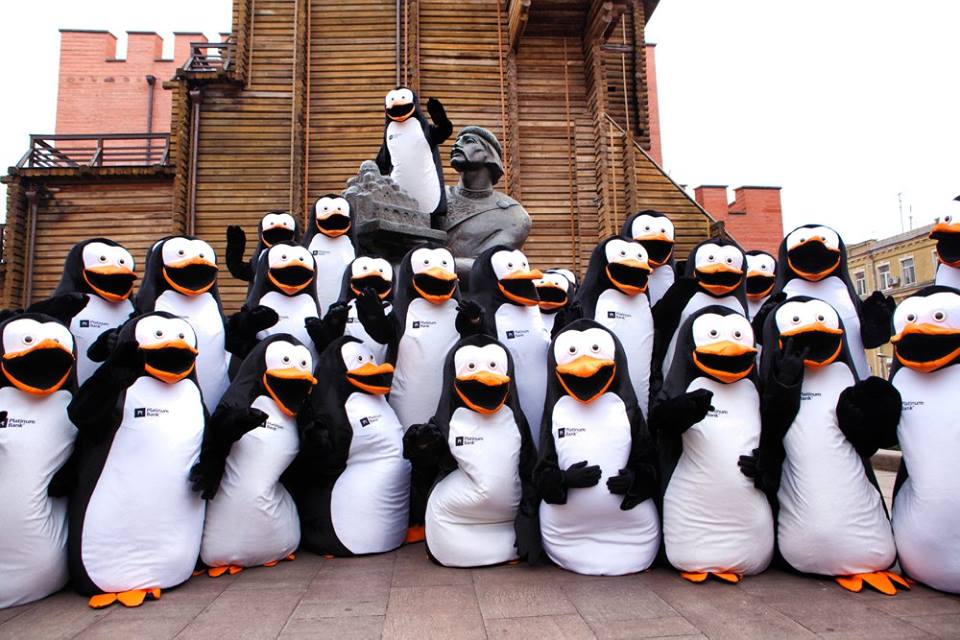 18 ноября Platinum Bank собрал всех сознательных пингвинов Киева и провел марш в поддержку рекламной кампании