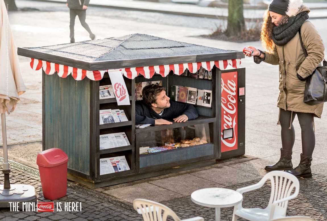 Чтобы представить мини баночки Coca-Cola на рынке Германии рекламное агентство Ogilvy & Mather, Berlin, Germany провело необычную outdoor-кампанию.