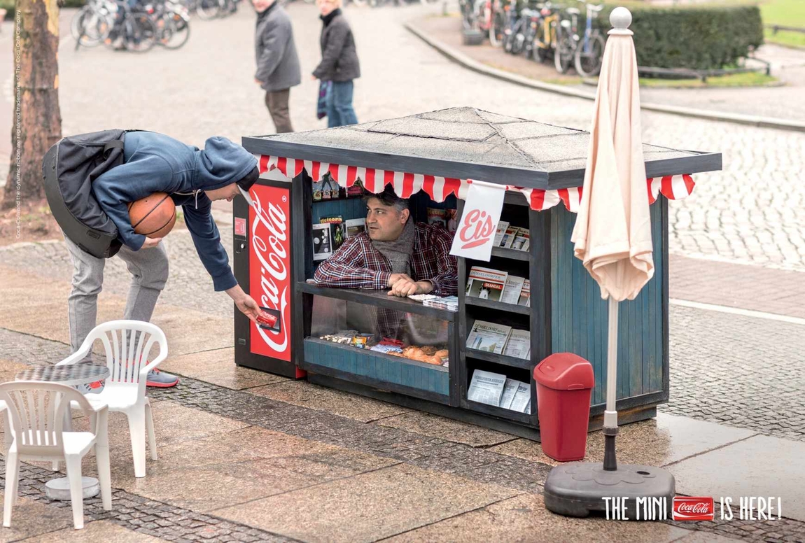 Чтобы представить мини баночки Coca-Cola на рынке Германии рекламное агентство Ogilvy & Mather, Berlin, Germany провело необычную outdoor-кампанию.
