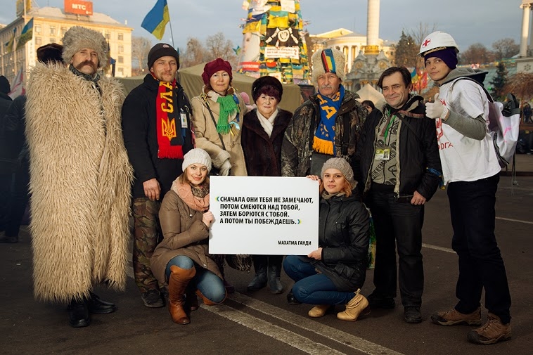 Татьяна Рыжая, СЕО digitalstrategy.com.ua, выступила организатором патриотического фотопроекта — серии фотографий украинских знаменитостей с плакатами