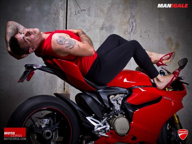 Ребята из магазина мотоциклов придали рекламе Ducati особый шик.