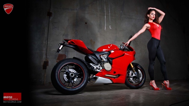 Ребята из магазина мотоциклов придали рекламе Ducati особый шик.