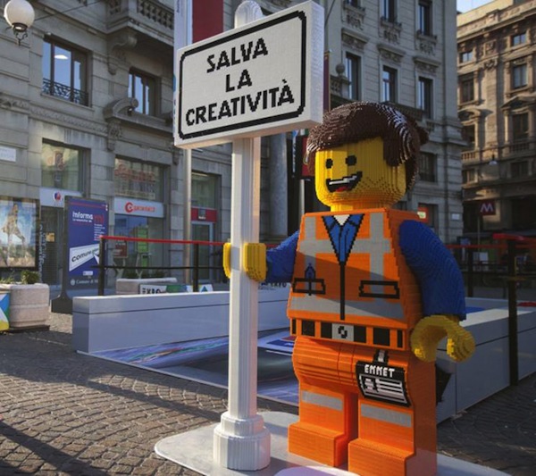3D инсталляция создана из кирпичиков LEGO для продвижения выхода мультфильма Лего Фильм