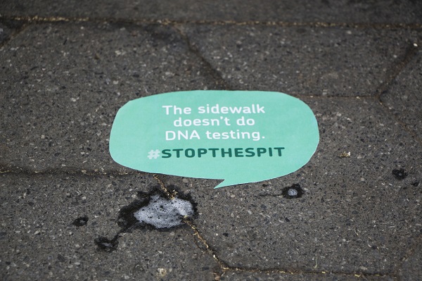 В Нью-Йорке проходит новая кампания Stop The Spit, цель которой призвать жителей не плевать на улицах.