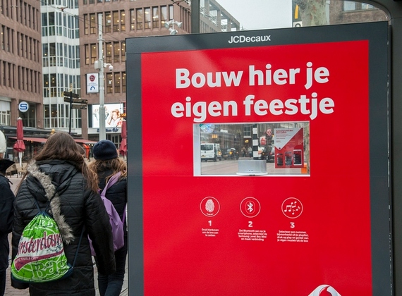Сразу в нескольких городах Голландии, включая Амстердам и Утрехт, реализован музыкальный outdoor-проект компаний Vodafone и Samsung