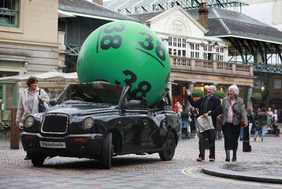В Великобритании проходит яркая ambient-кампания по запуску новой лотереи Lotto, больше известной как The National Lottery.