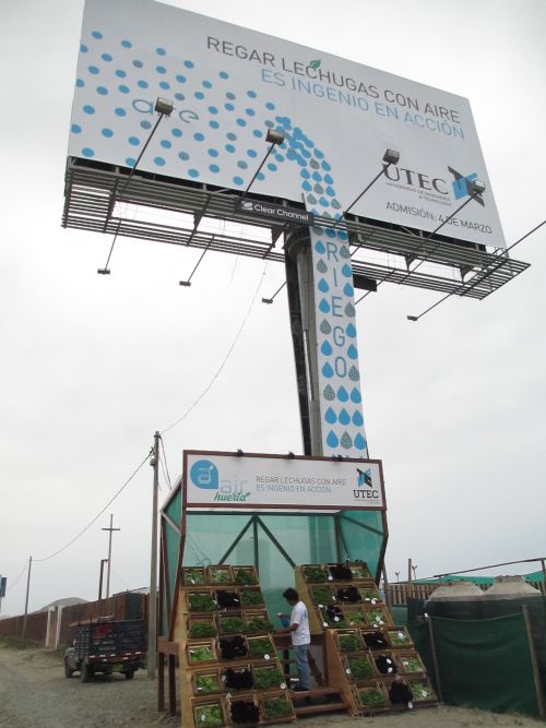 Университет UTEC в Перу и агентство FCB Mayo известны своей гениальной outdoor рекламой, с помощью которой они очищали воздух и собирали воду.