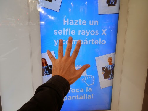 Компания Sanitas предложила испанцам сделать селфи с рентгеновским снимком позвоночника на автобусных остановках Мадрида