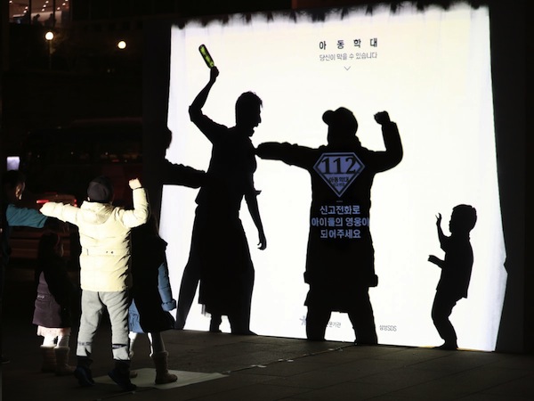 В Южной Корее появился билболрд в защиту прав ребенка.