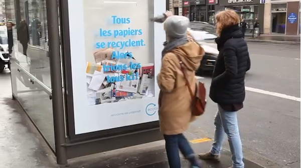 В Париже появился билборд, который помогал прохожим избавиться от ненужной бумаги.