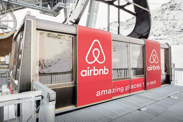 Airbnb объявил о конкурсе, который предлагает счастливому победителю провести ночь в вагончике канатной дороги