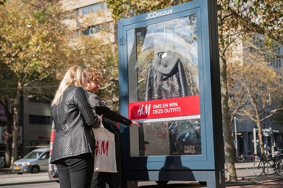 К открытию в Роттердаме самого крупного в Европе магазина одежды H&M оператор наружной рекламы JCDecaux и медиаагентства Mediacom и Kinetic разработали необычный проект.