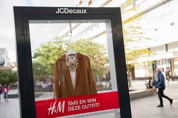 К открытию в Роттердаме самого крупного в Европе магазина одежды H&M оператор наружной рекламы JCDecaux и медиаагентства Mediacom и Kinetic разработали необычный проект.