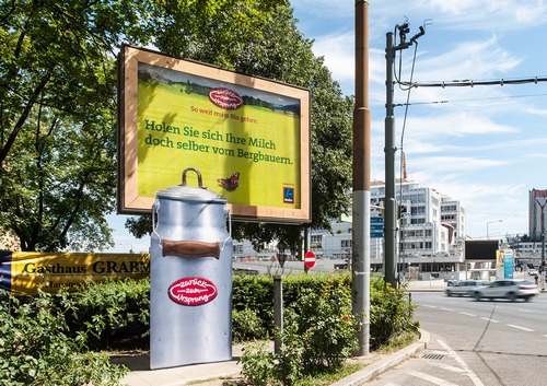 Сеть дискаунтеров Hofer провела в Вене рекламную кампанию на ситибордах с оригинальными, органическими выносными элементами.