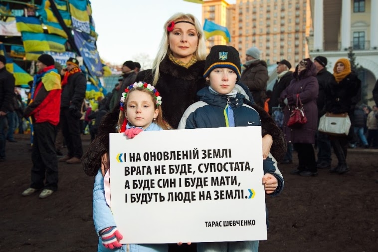 Татьяна Рыжая, СЕО digitalstrategy.com.ua, выступила организатором патриотического фотопроекта — серии фотографий украинских знаменитостей с плакатами