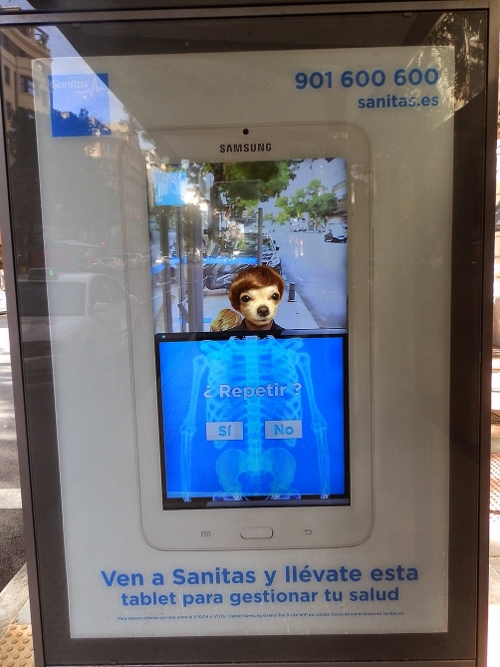 Компания Sanitas предложила испанцам сделать селфи с рентгеновским снимком позвоночника на автобусных остановках Мадрида