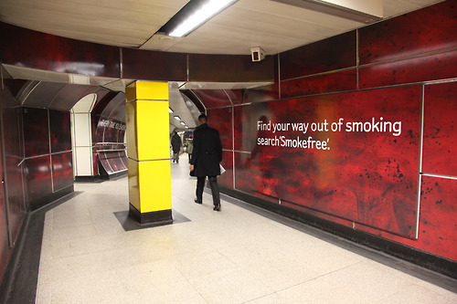 В рамках социальной акции министерства здравоохранения Великобритании переход станции лондонской подземки London Bridge превратился в артерию курильщика.