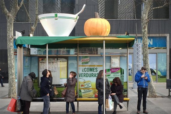 Бренд Knorr компании Unilever накрыл стол на крыше остановки в центре Барселоны и разместил на нём огромную чашку фирменного овощного супа и тыкву.