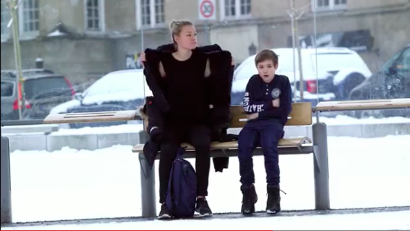 В Норвегии организация SOS Mayday провела эксперимент, оставив мальчика на автобусной остановке