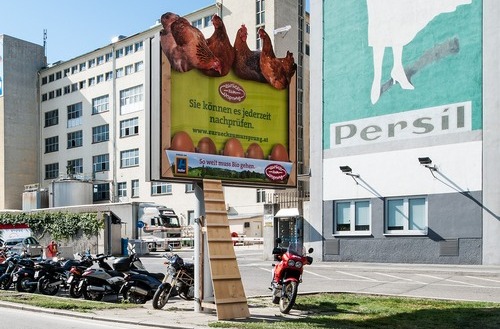Сеть дискаунтеров Hofer провела в Вене рекламную кампанию на ситибордах с оригинальными, органическими выносными элементами.