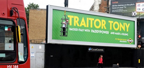 Ирландская букмекерская контора Paddy Power по научению агентства Crispin Porter & Bogusky посадила футбольного болельщика в клетку