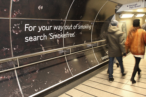 В рамках социальной акции министерства здравоохранения Великобритании переход станции лондонской подземки London Bridge превратился в артерию курильщика.