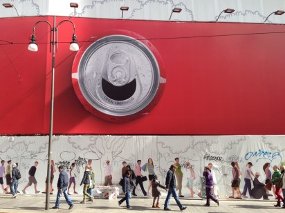 Рекламное агентство McCann-Erickson, Милан и Coca-Cola решили ободрить итальянцев улыбчивой баночкой Cola