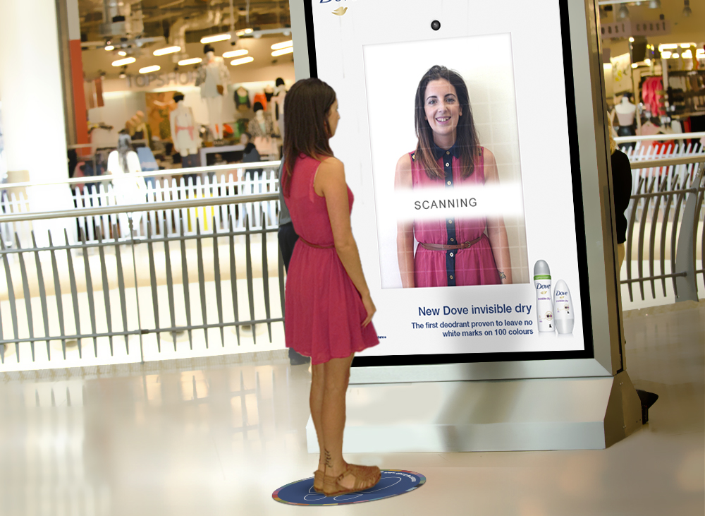 Dove установила digital экраны со встроенными камерами в торговых центрах Великобритании, чтобы определить цвет одежды покупателей