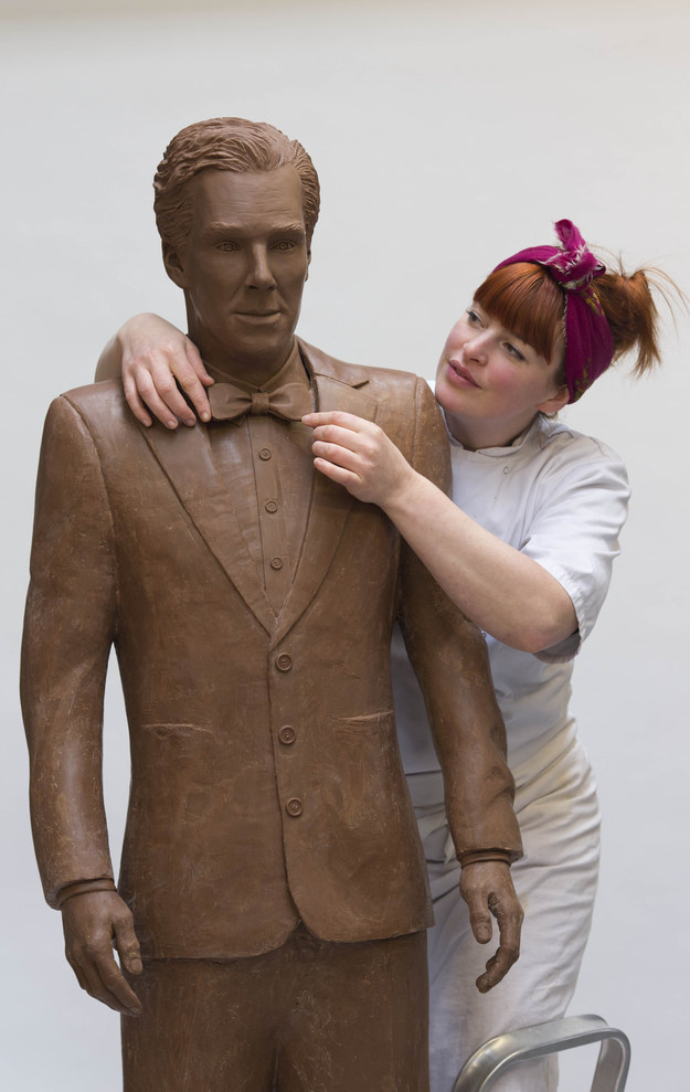 Британский канал UKTV создал шоколадную скульптуру Бенедикта Камбербэтча