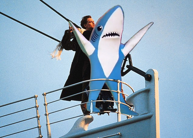 Беспомощный танцор Кэтти Перри во время Суперкубка, в акульем костюме, стал новой звездой Интернета.