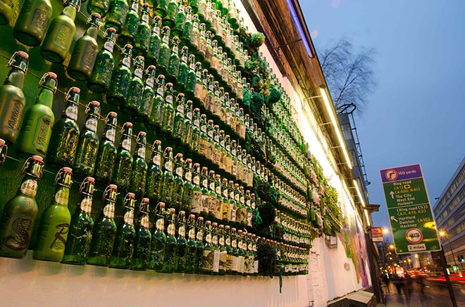 Grolsch, премиальное голландское пиво, отмечает на этой неделе 400-летие бутылки созданием арт-инсталляции в течение 400 минут, с помощью 400 бутылок.