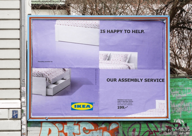 IKEA выпустила серию билбордов, в которых подшутила над собственными продуктами, которые потребители могут собрать сами.