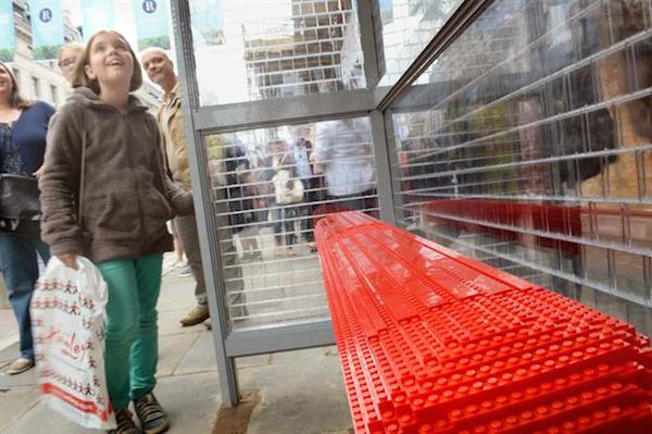 Для изготовления навеса, сидений и вывески автобусной остановки в центре Лондона потребовалось 100 000 блоков LEGO