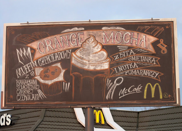 Дважды в день художник рисовал меню McDonald's разноцветным мелом на огромном билборде.