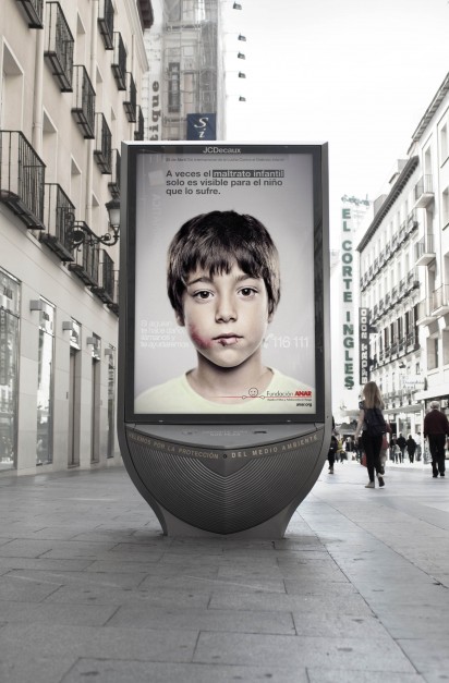 Организация ANAR в Испании, оказывающая помощь детям, страдающих от жестокого обращения взрослых, провела outdoor кампанию, разместив сообщение таким образом, чтобы оно было видно только детям.