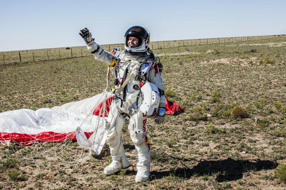 После пяти лет подготовительных работ и тренировок проект Red Bull Stratos наконец осуществился: экстремал из Австрии Феликс Баумгартнер (Felix Baumgartner) совершил свой исторический прыжок из стратосферы, побив сразу несколько рекордов.