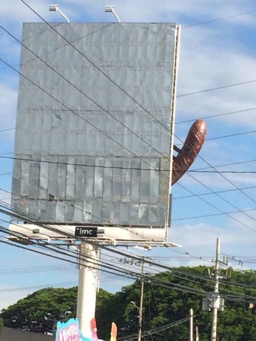 Пивной бренд Republica Parrillera Pilsner установил необычный биллборд в Коста-Рике, который притягивает внимание водителей.